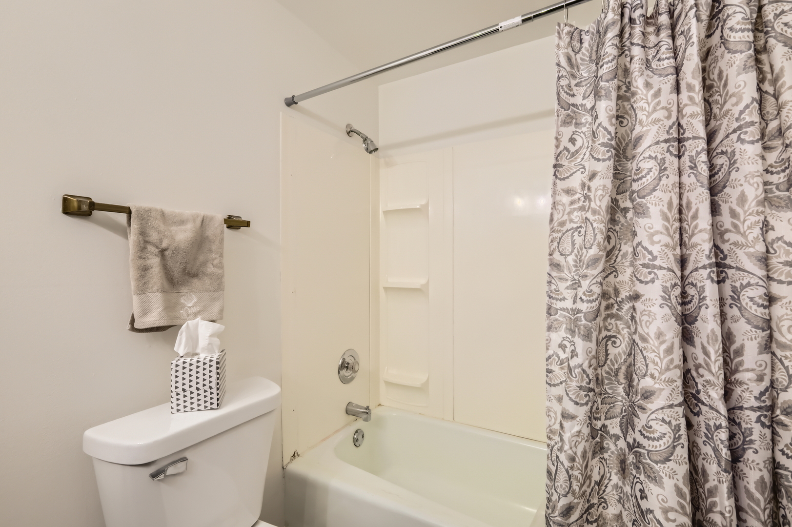 455 Raintree Court #1C, Glen Ellyn, IL 60137