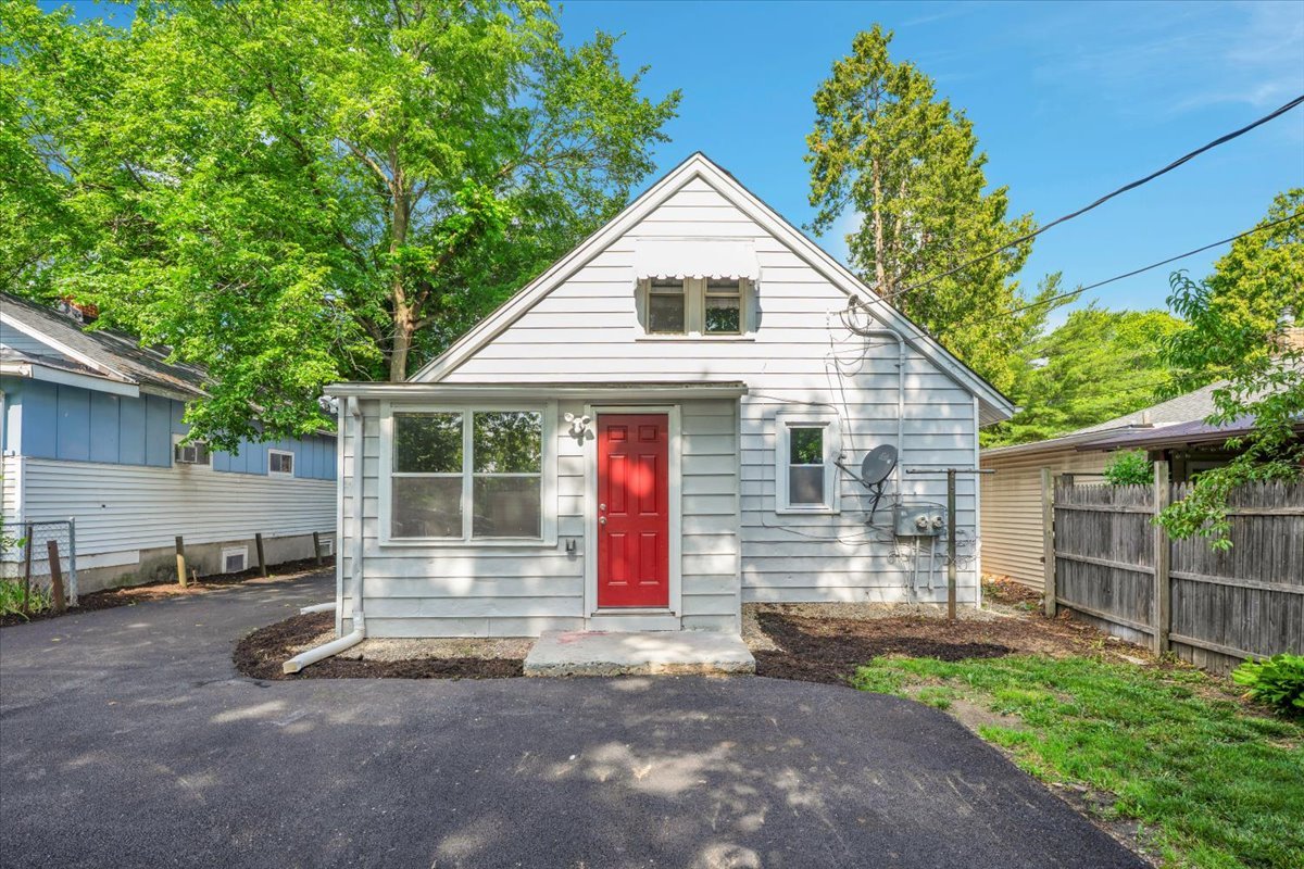 305 S Lewis Avenue, Waukegan, IL 60085