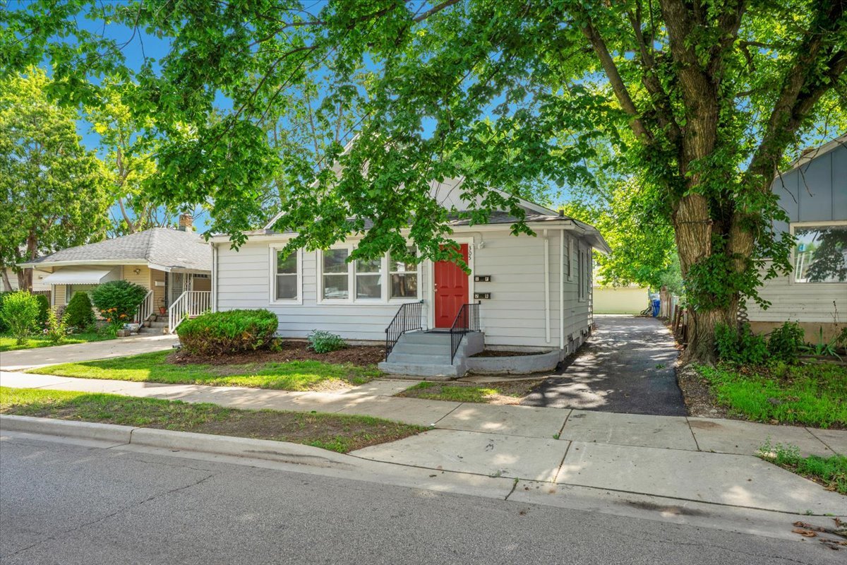 305 S Lewis Avenue, Waukegan, IL 60085