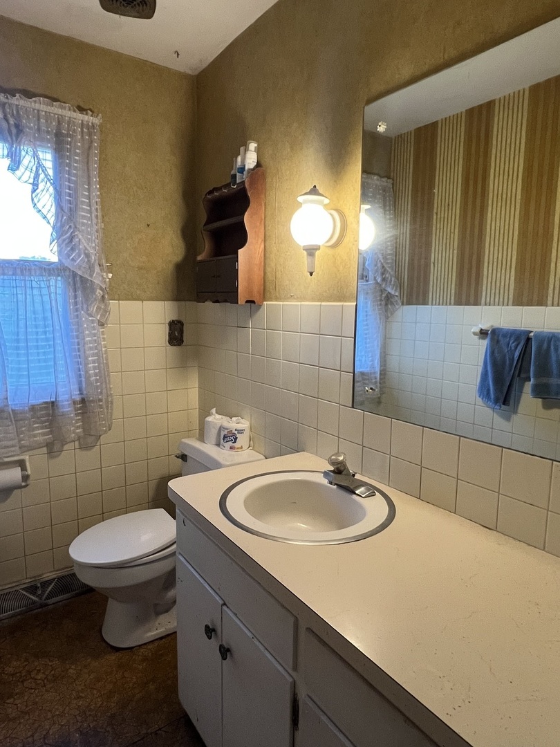 27 S Canterbury Road, Aurora, IL 60506