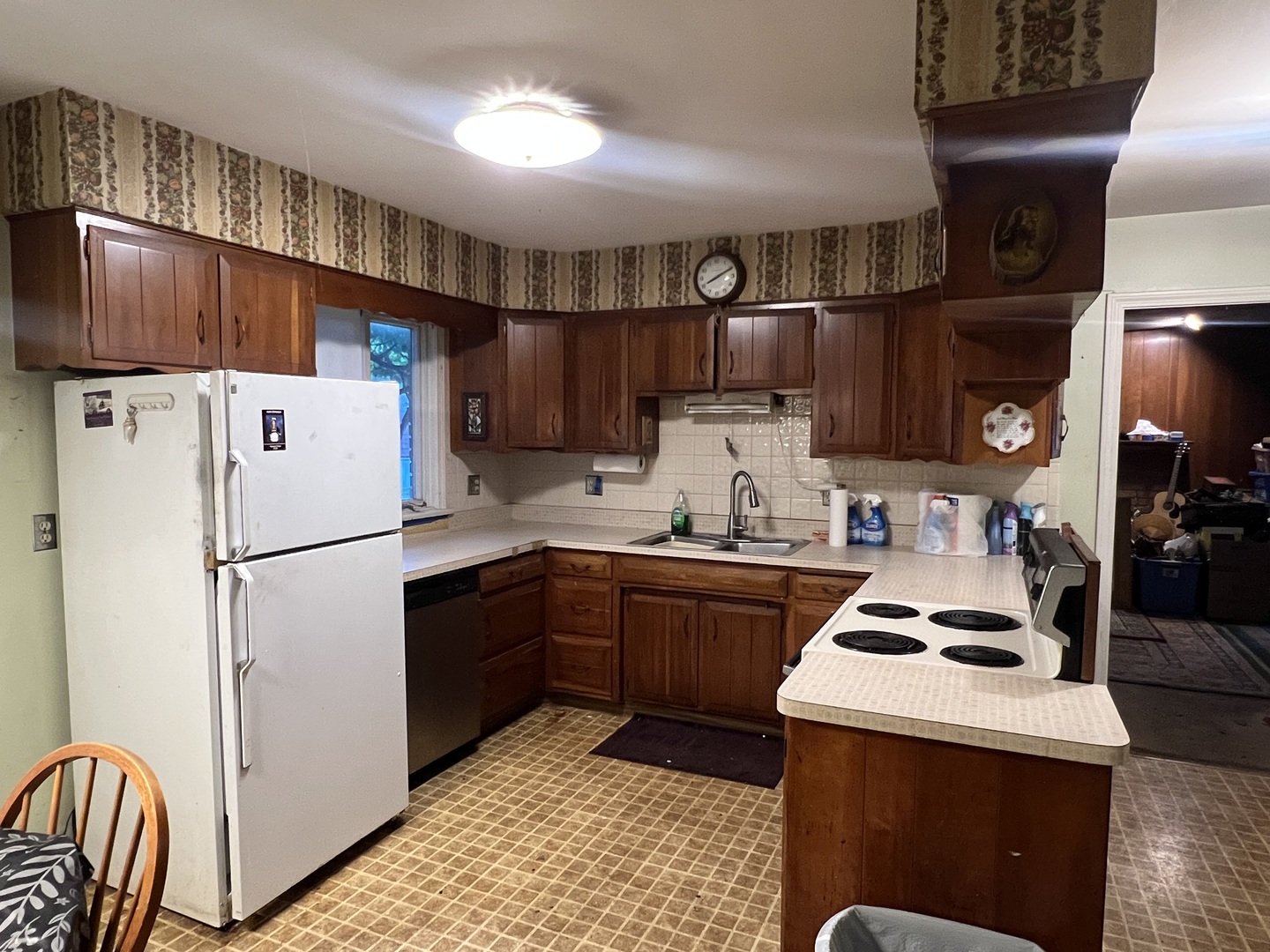 27 S Canterbury Road, Aurora, IL 60506