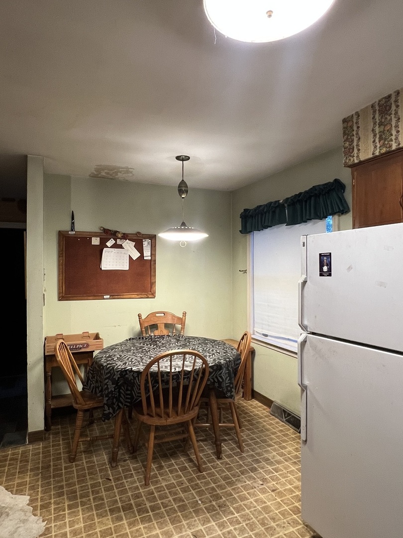 27 S Canterbury Road, Aurora, IL 60506
