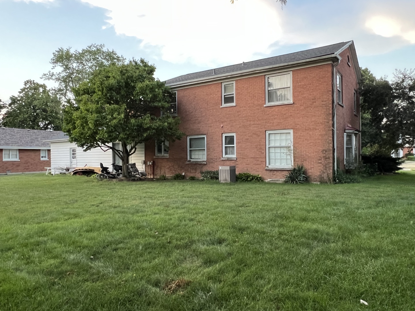 27 S Canterbury Road, Aurora, IL 60506