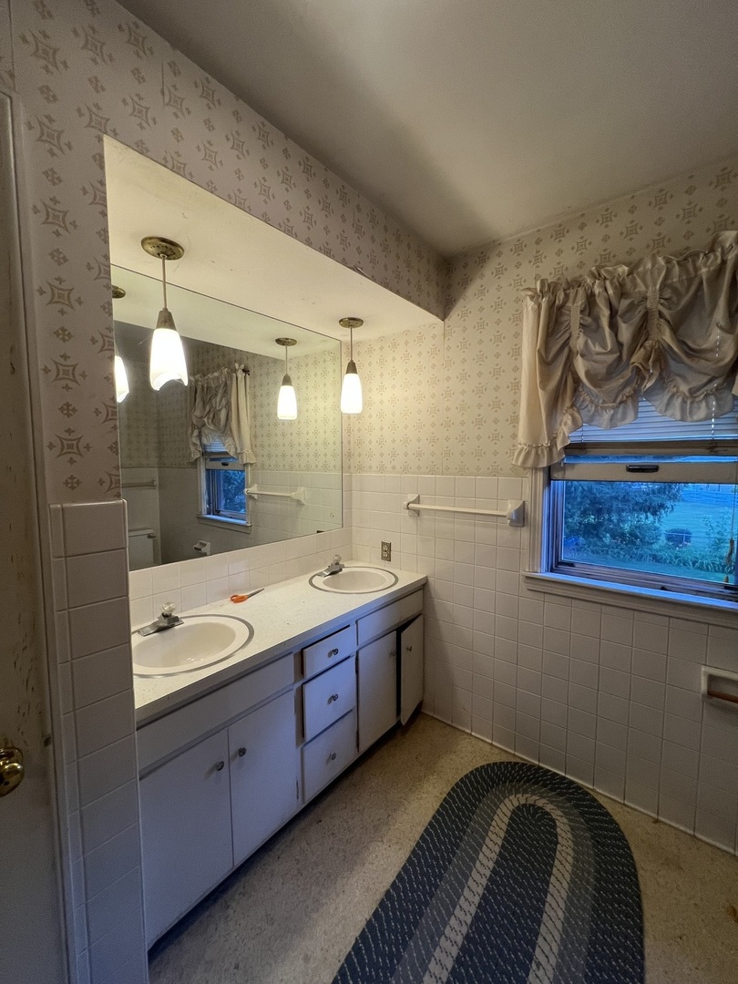27 S Canterbury Road, Aurora, IL 60506