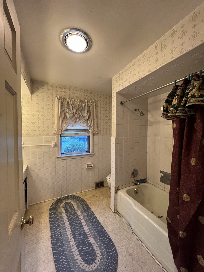 27 S Canterbury Road, Aurora, IL 60506