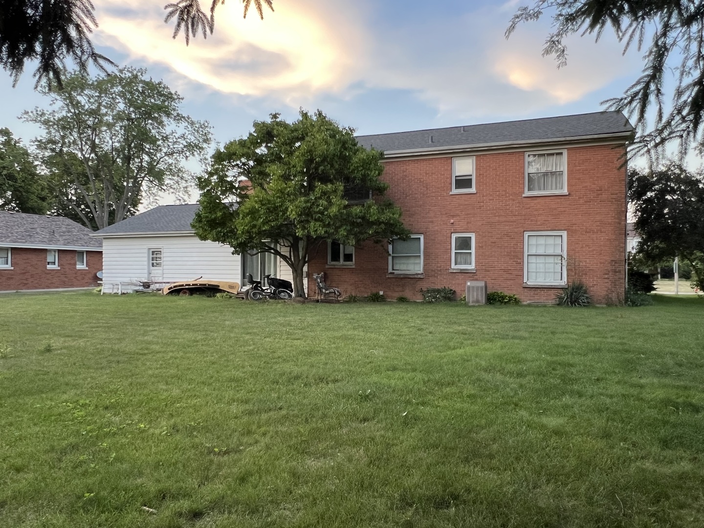 27 S Canterbury Road, Aurora, IL 60506