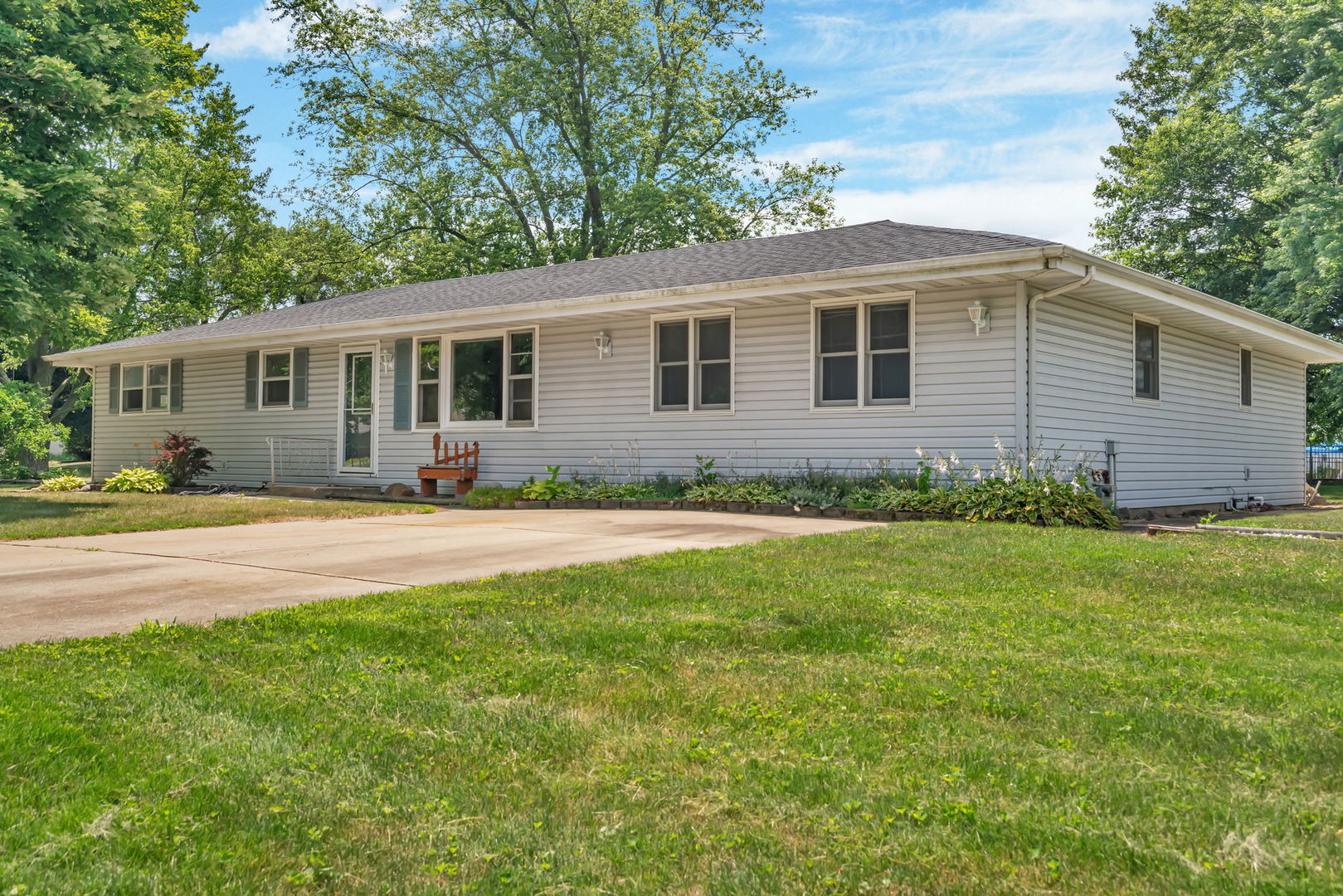 955 E 5th Street, Coal City, IL 60416