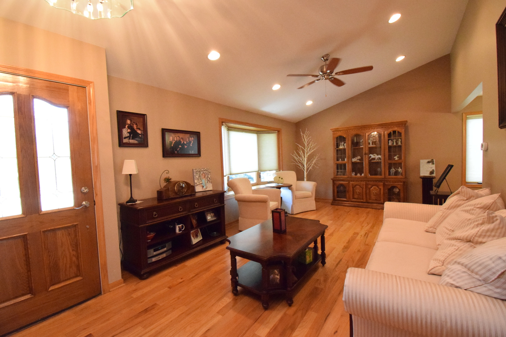 963 E Castlewood Lane, Bartlett, IL 60103