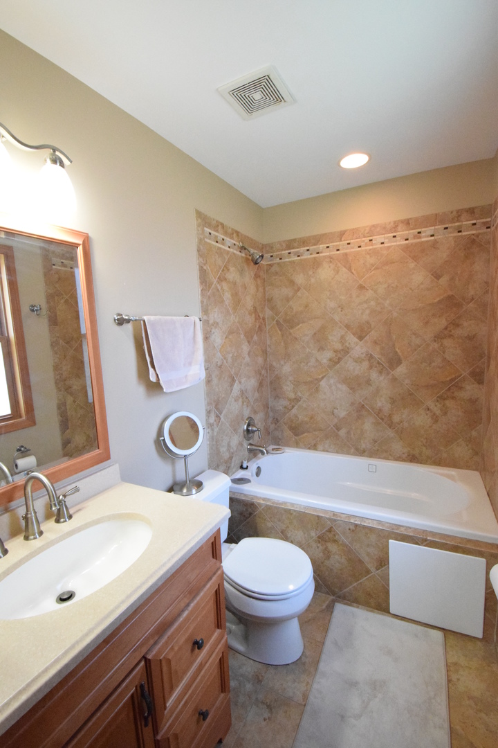 963 E Castlewood Lane, Bartlett, IL 60103