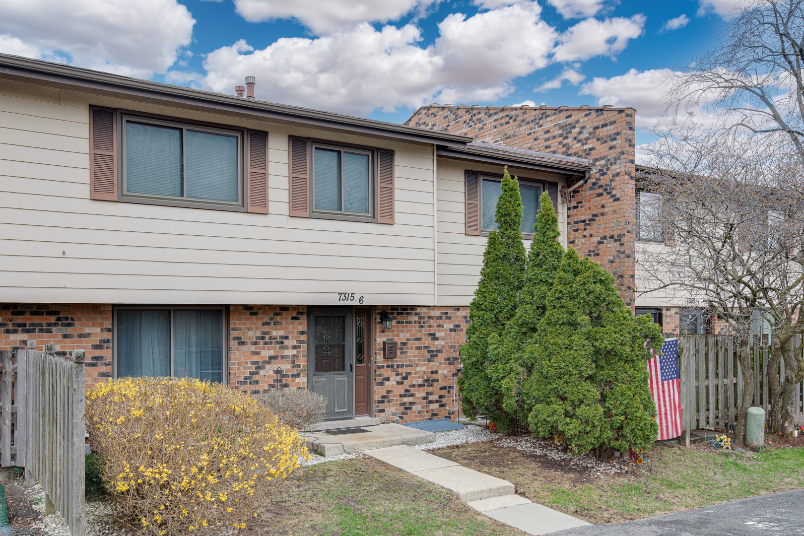 7315 Winthrop Way #6, Downers Grove, IL 60516