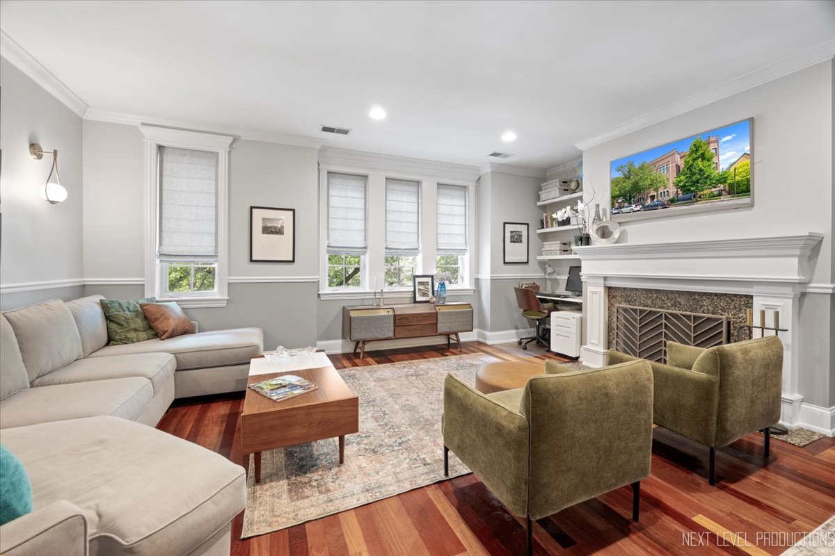 2340 W Roscoe Street #2W, Chicago, IL 60618