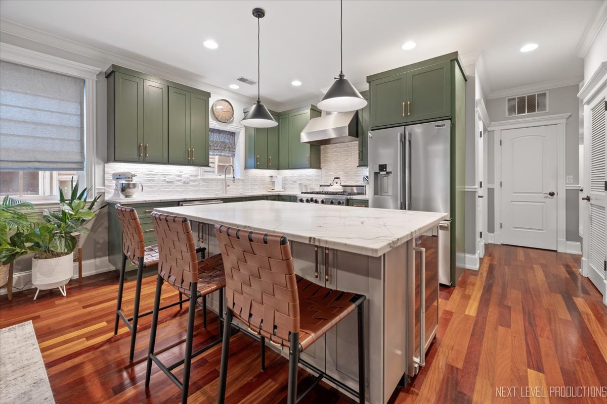 2340 W Roscoe Street #2W, Chicago, IL 60618