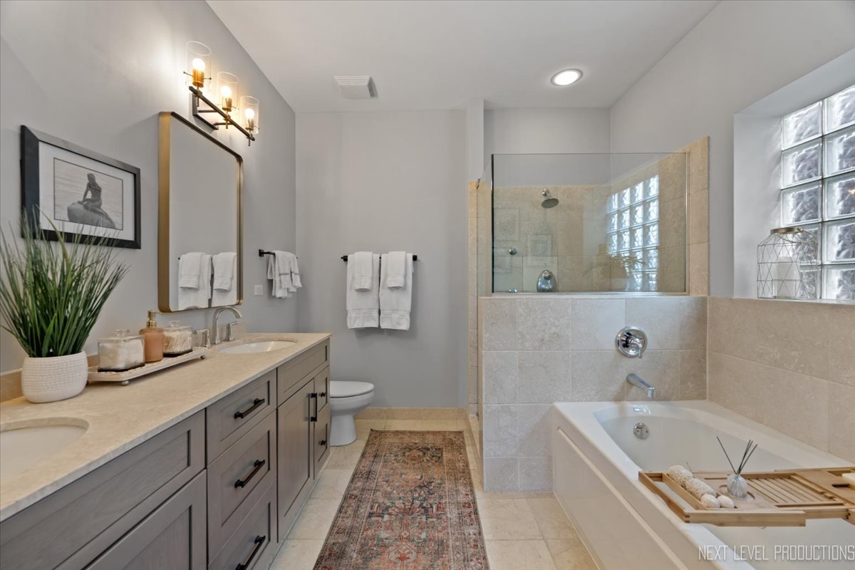 2340 W Roscoe Street #2W, Chicago, IL 60618