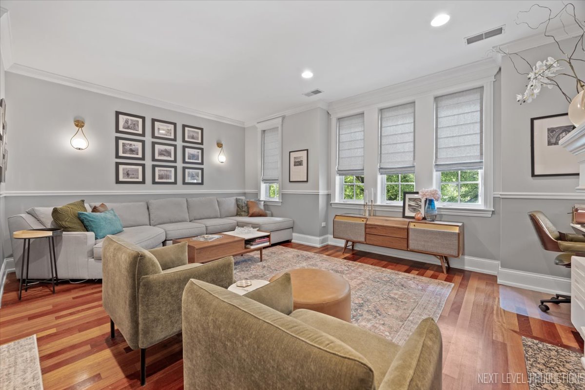 2340 W Roscoe Street #2W, Chicago, IL 60618