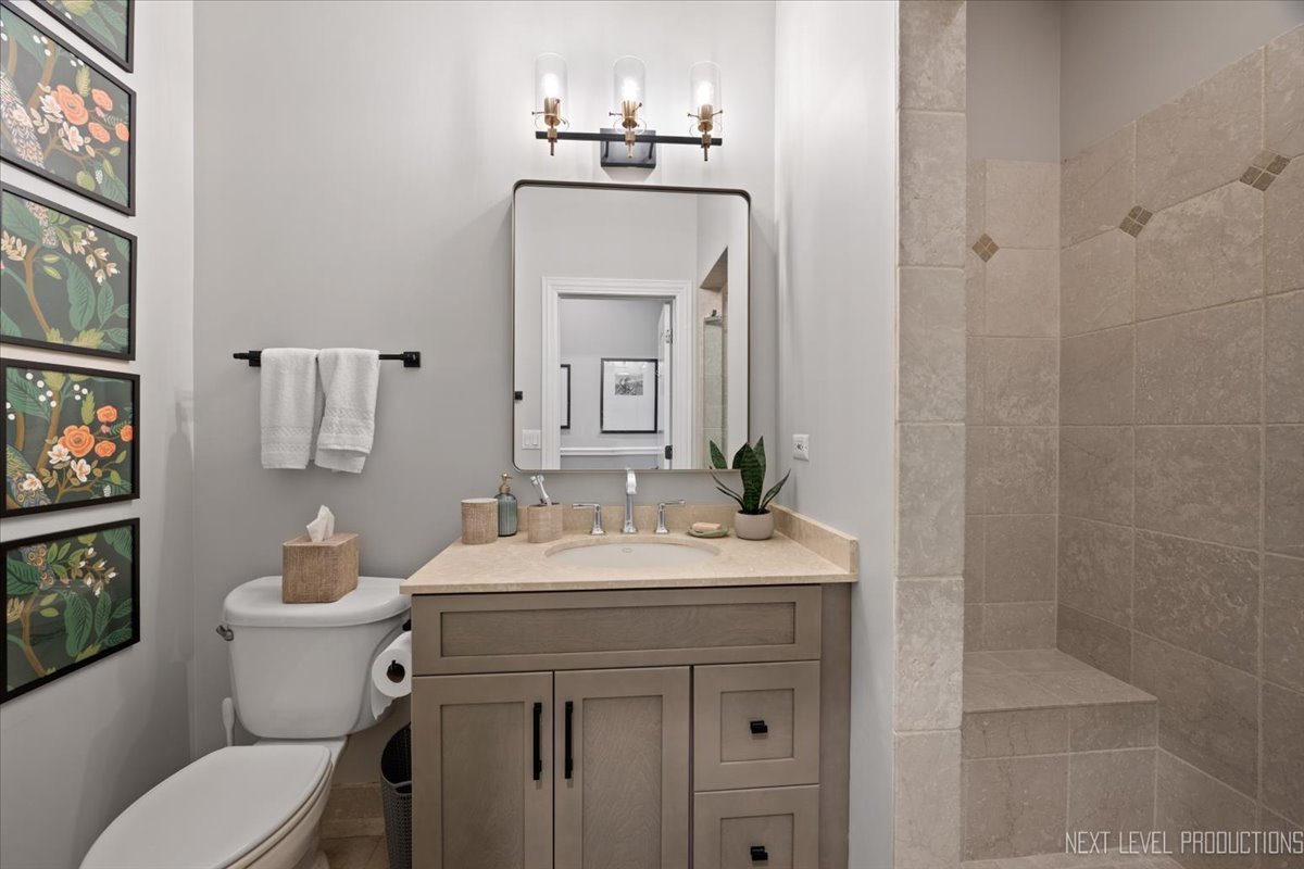 2340 W Roscoe Street #2W, Chicago, IL 60618