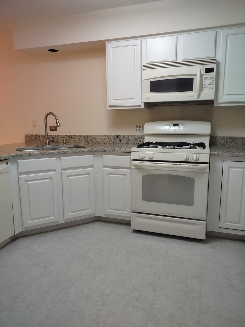 23 TAYLOR Court #A, Streamwood, IL 60107