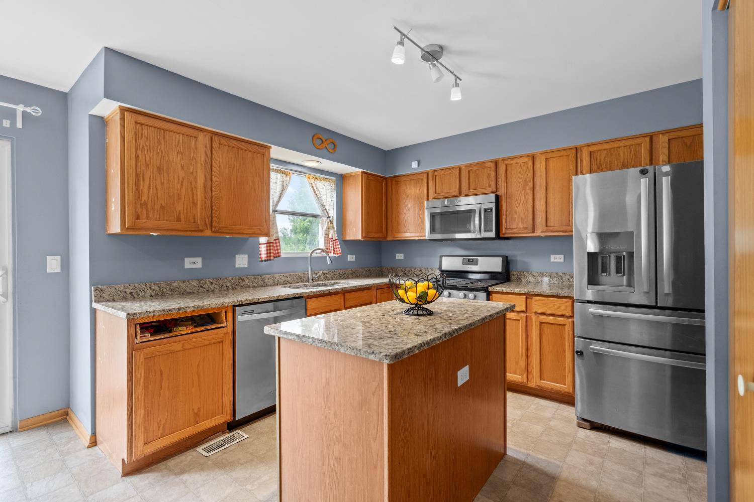 560 Larkspur Drive, Bolingbrook, IL 60440