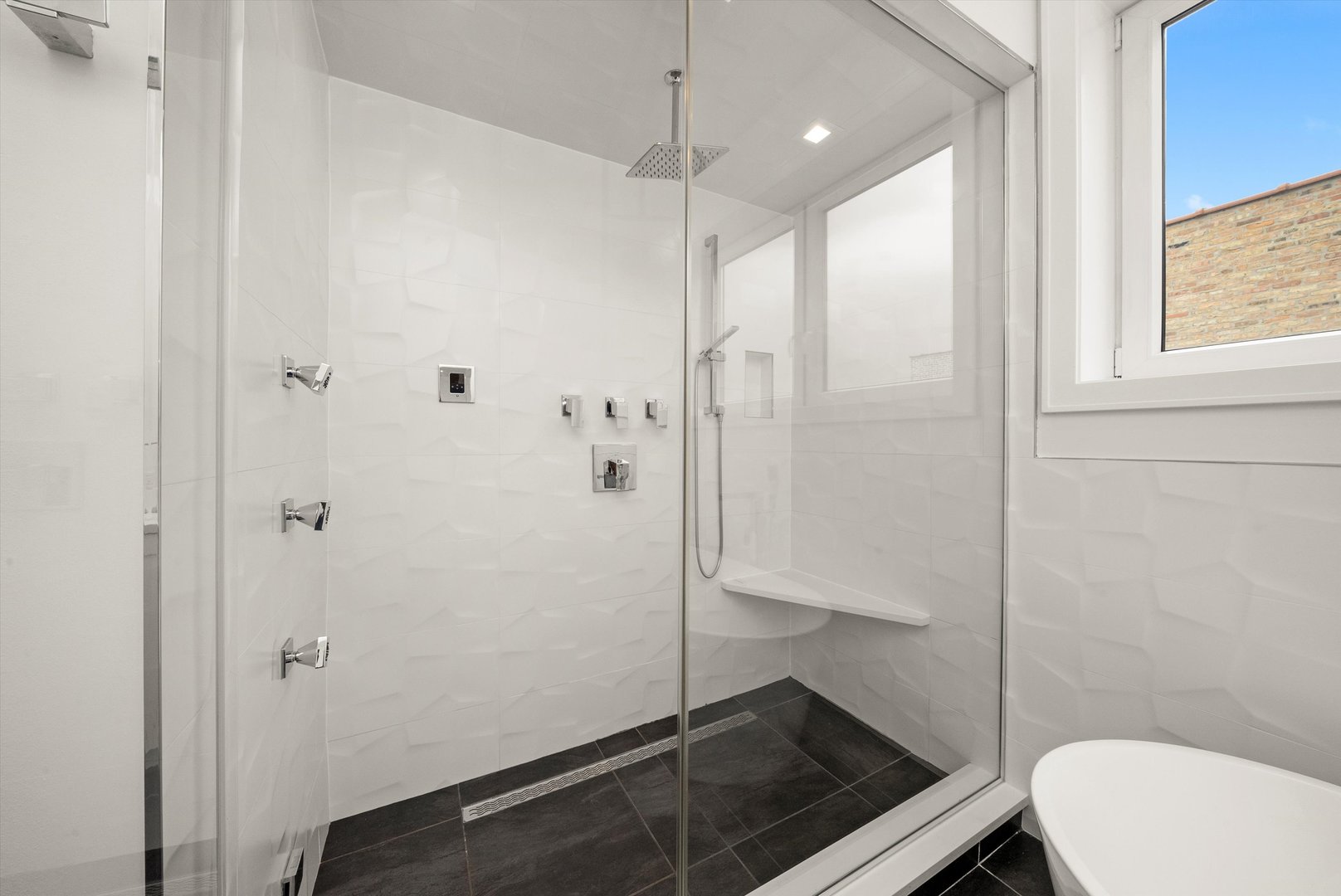 702 W Wellington Avenue #2N, Chicago, IL 60657