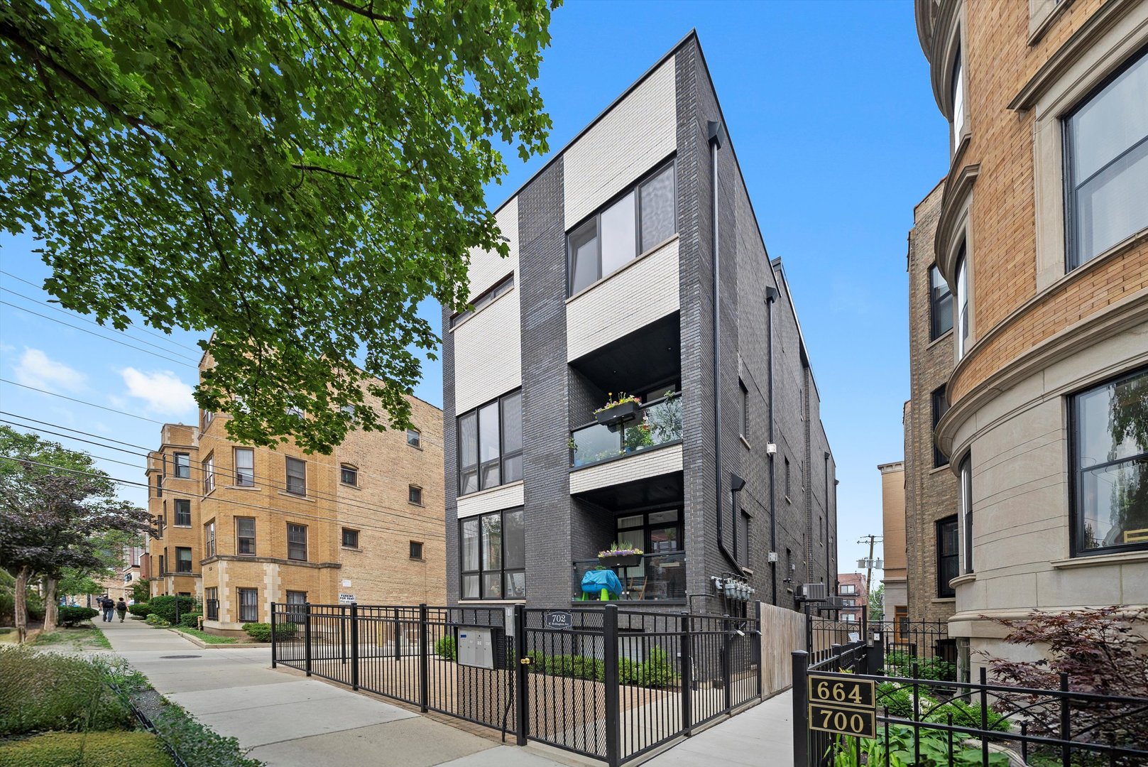 702 W Wellington Avenue #2N, Chicago, IL 60657