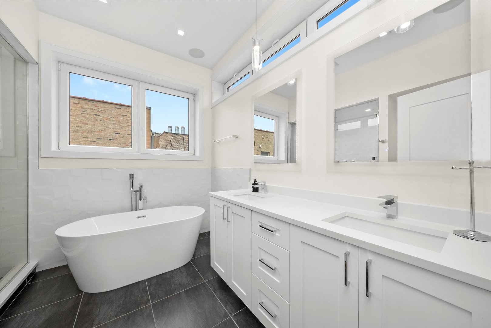 702 W Wellington Avenue #2N, Chicago, IL 60657