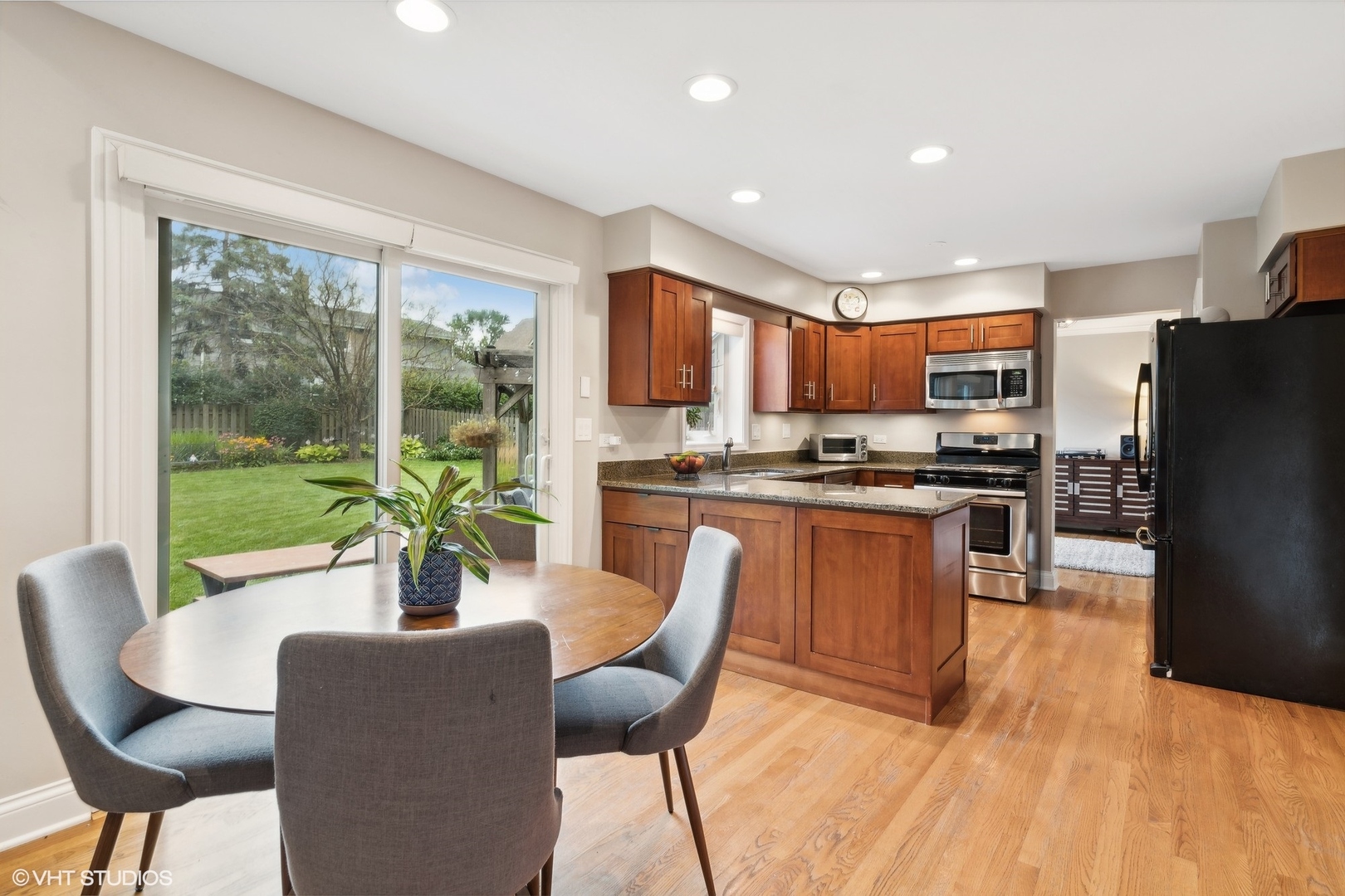 1820 N Wilson Place, Arlington Heights, IL 60004