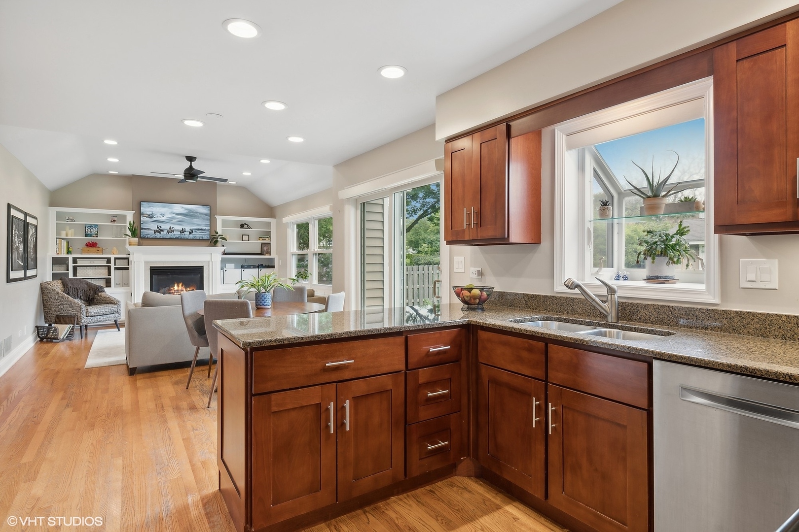 1820 N Wilson Place, Arlington Heights, IL 60004