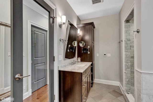 3851 N Hermitage Avenue, Chicago, IL 60613