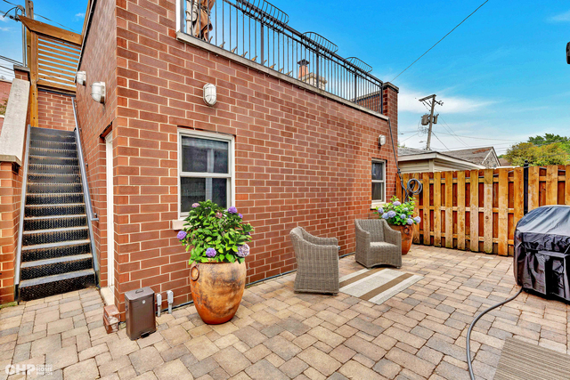 3851 N Hermitage Avenue, Chicago, IL 60613