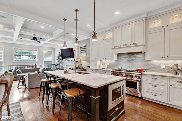 3851 N Hermitage Avenue, Chicago, IL 60613