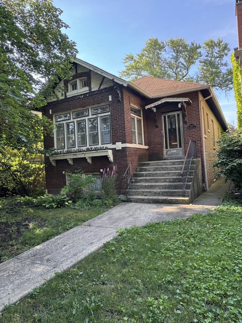2925 W Eastwood Avenue, Chicago, IL 60525