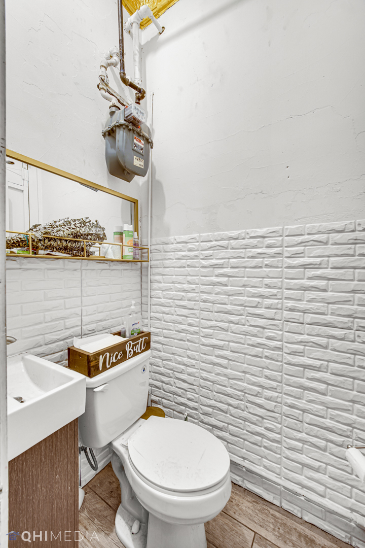 2312 W Touhy Avenue, Chicago, IL 60645