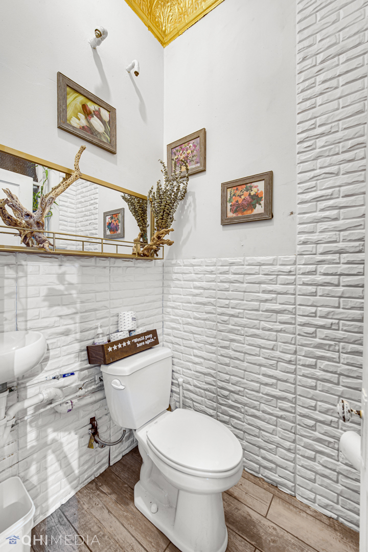 2312 W Touhy Avenue, Chicago, IL 60645