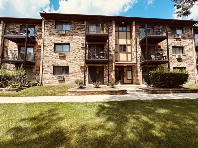 122 Klein Creek Court #A, Carol Stream, IL 60188