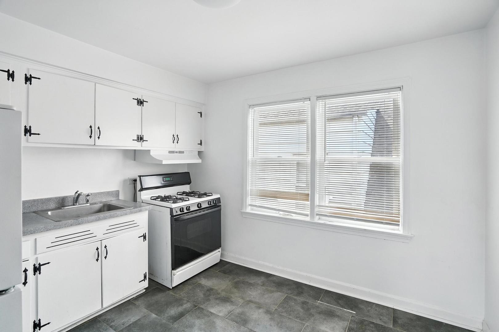 3608 Jackson Street #2E, Bellwood, IL 60104