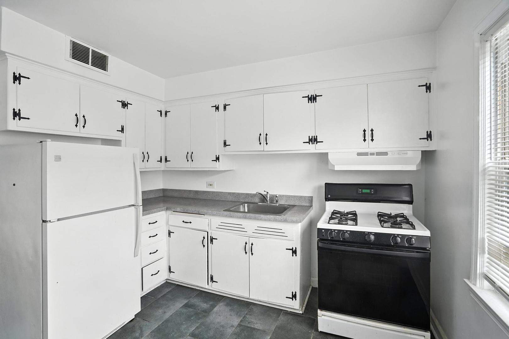 3608 Jackson Street #2E, Bellwood, IL 60104