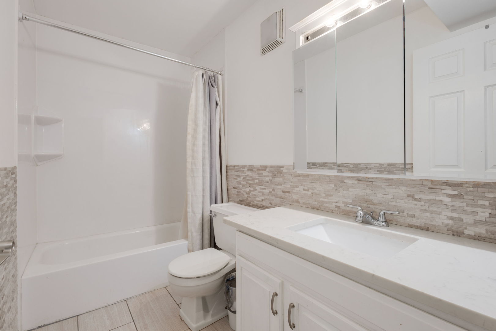 717 Tipperary Court #2B, Schaumburg, IL 60193