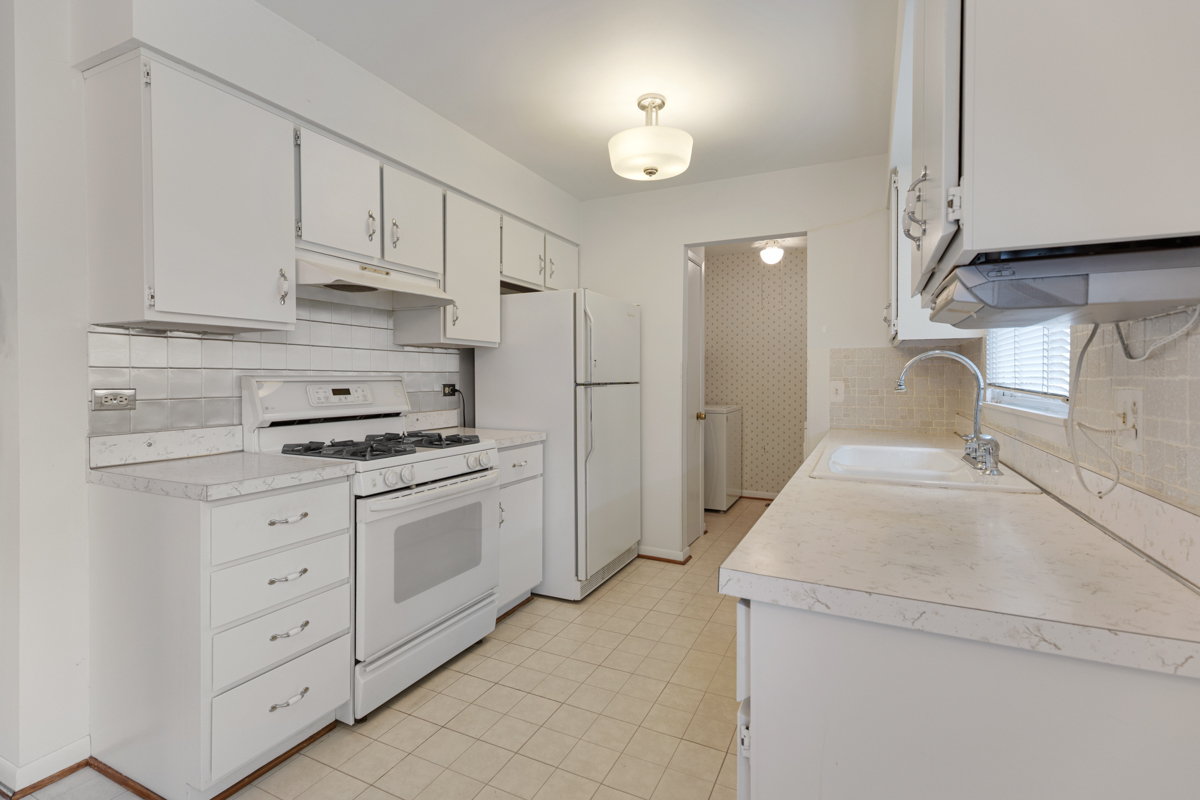 1108 Lancaster Avenue, Elk Grove Village, IL 60007