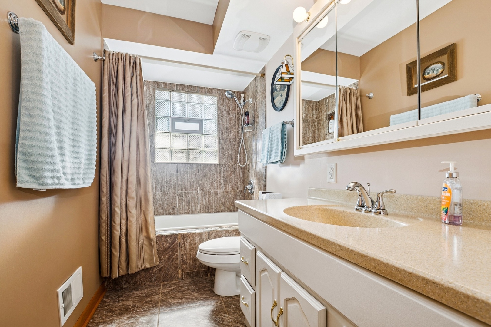 8900 S 85th Avenue, Hickory Hills, IL 60457