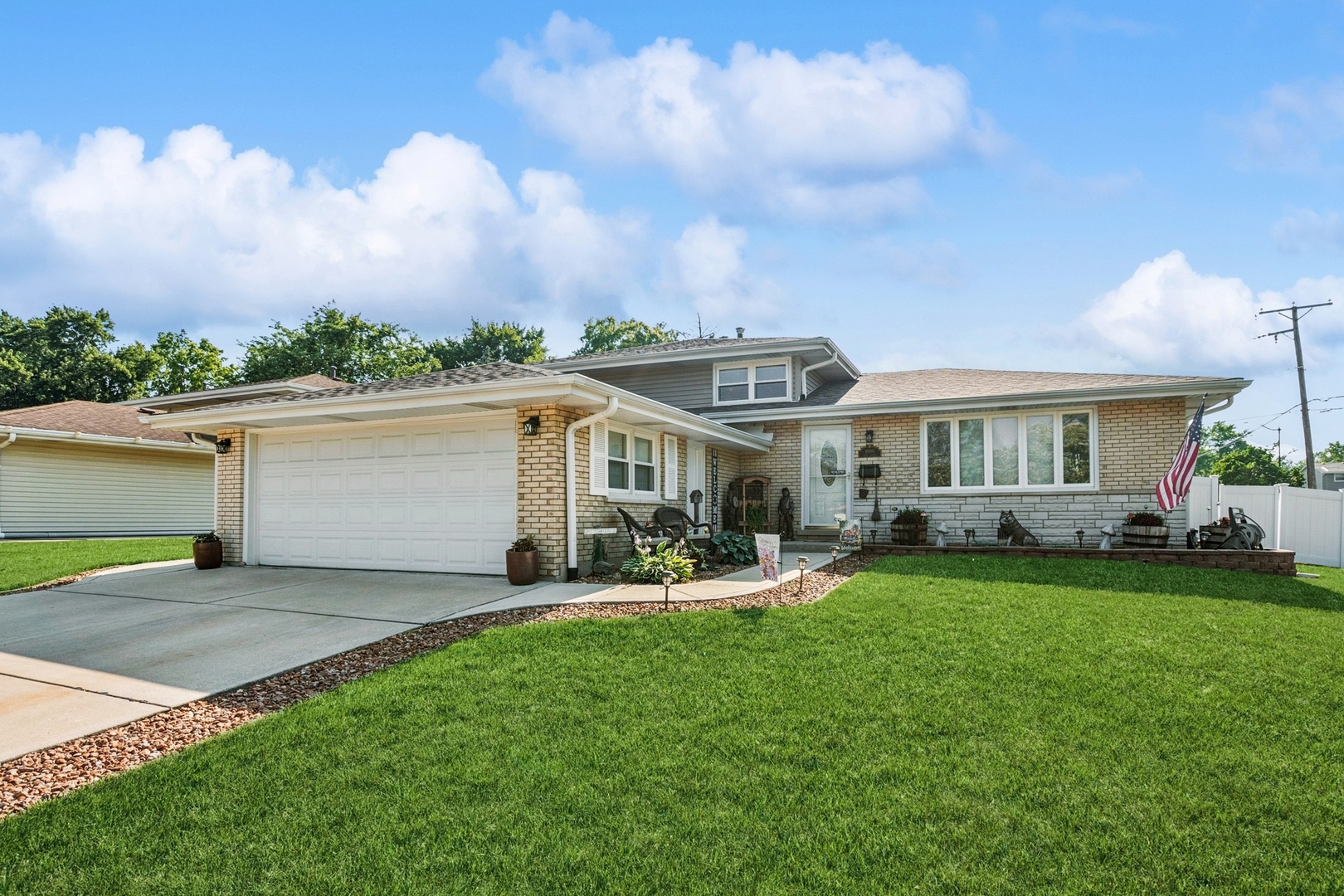 8900 S 85th Avenue, Hickory Hills, IL 60457