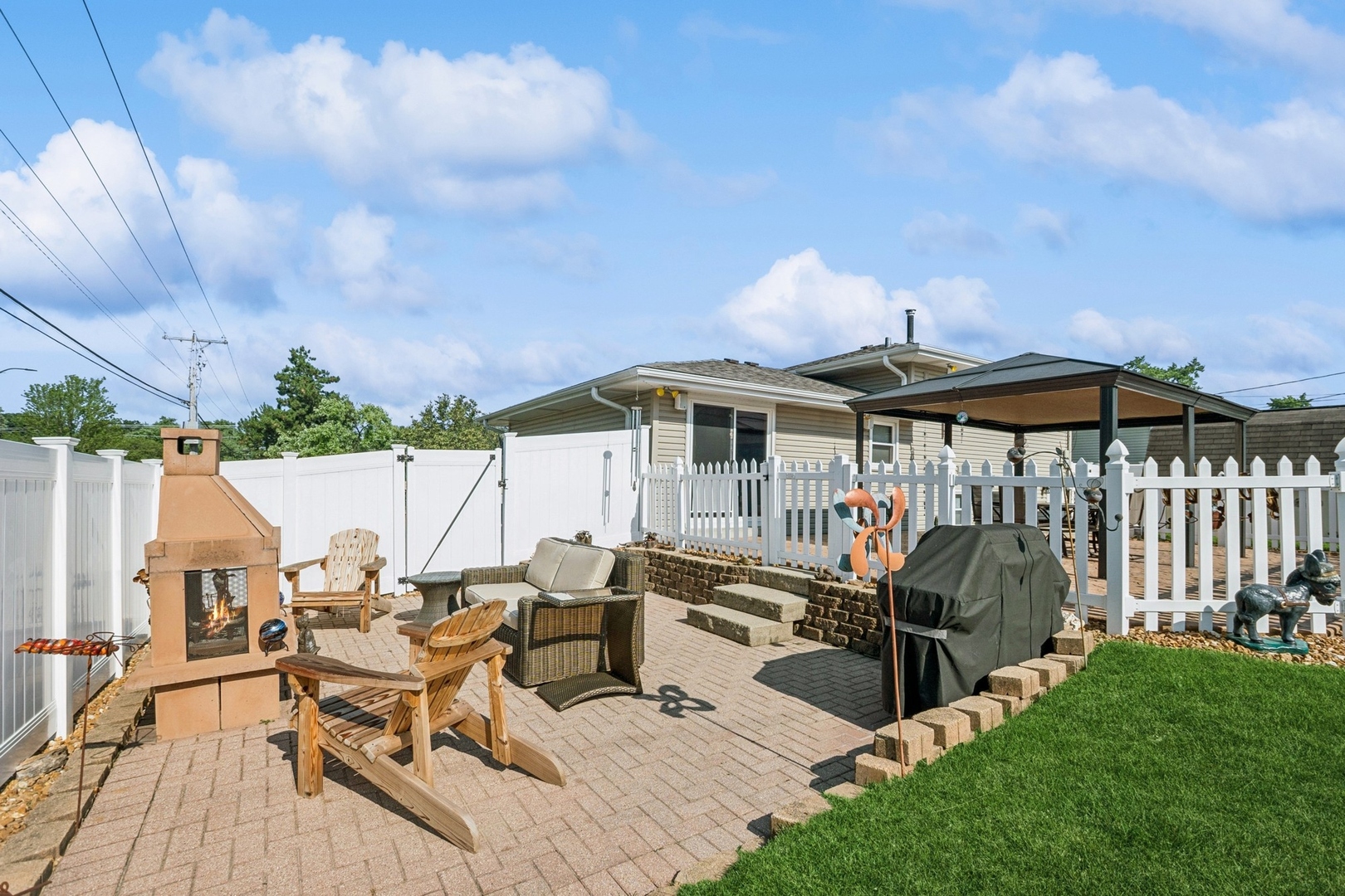 8900 S 85th Avenue, Hickory Hills, IL 60457
