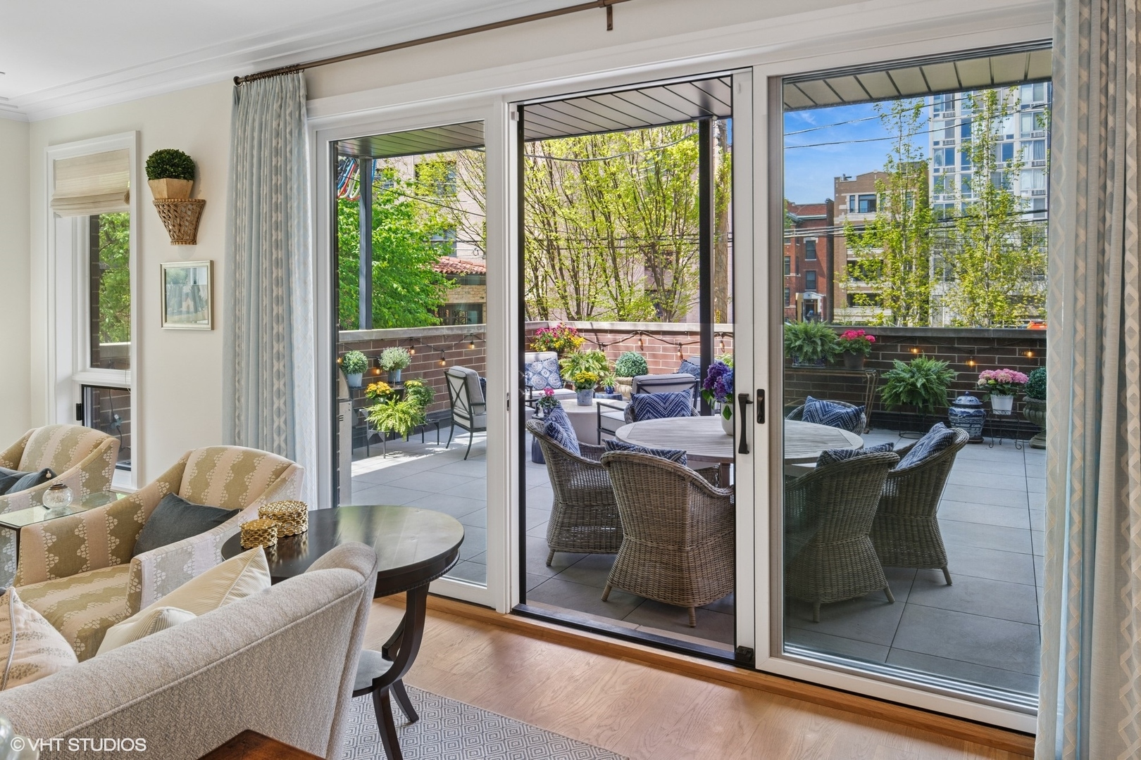 454 W Barry Avenue #1, Chicago, IL 60657