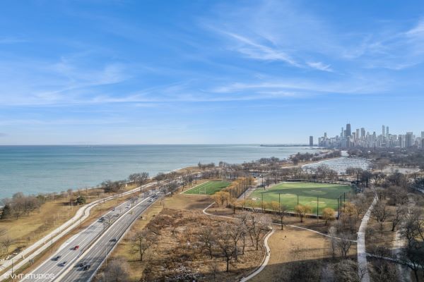 454 W Barry Avenue #1, Chicago, IL 60657