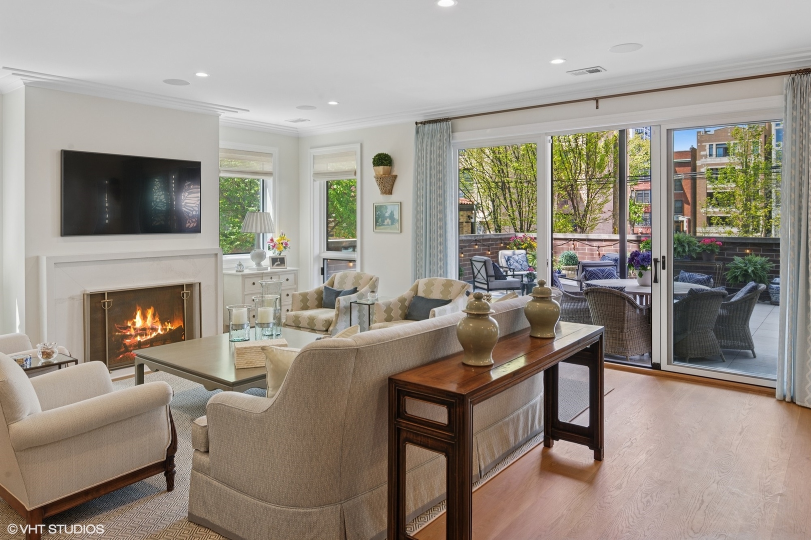 454 W Barry Avenue #1, Chicago, IL 60657