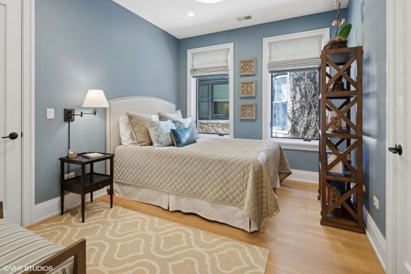 454 W Barry Avenue #1, Chicago, IL 60657