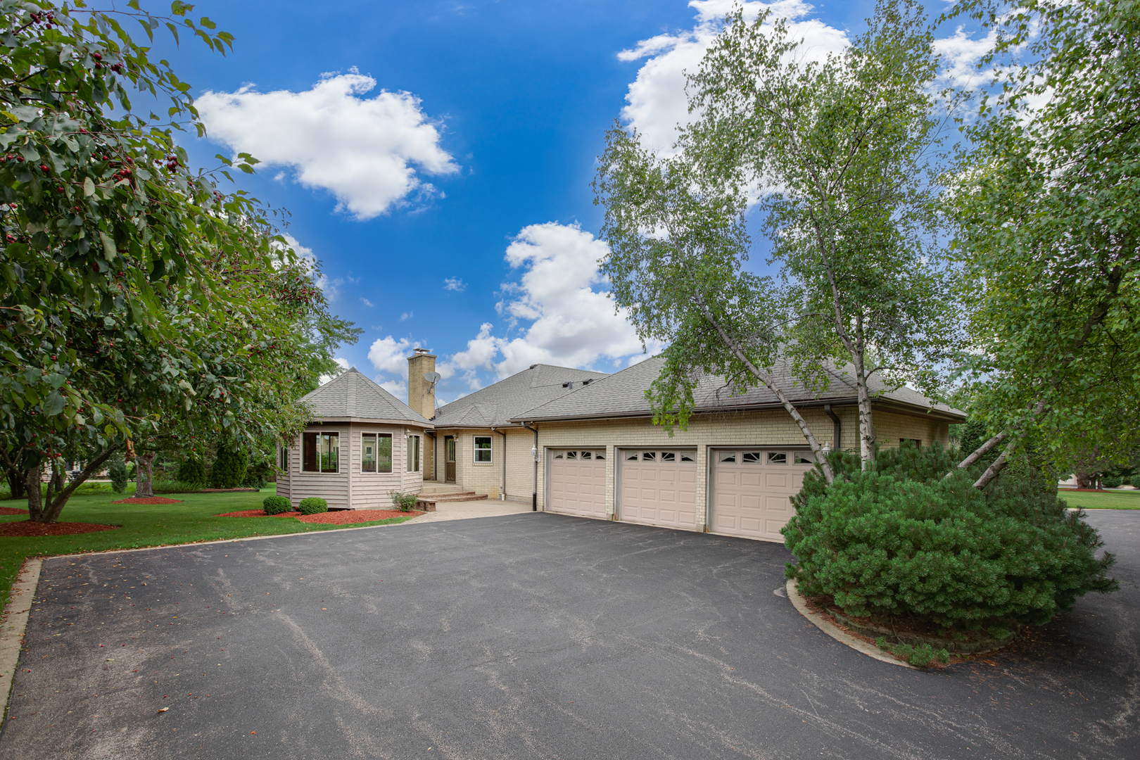 29W354 Beech Court, West Chicago, IL 60185