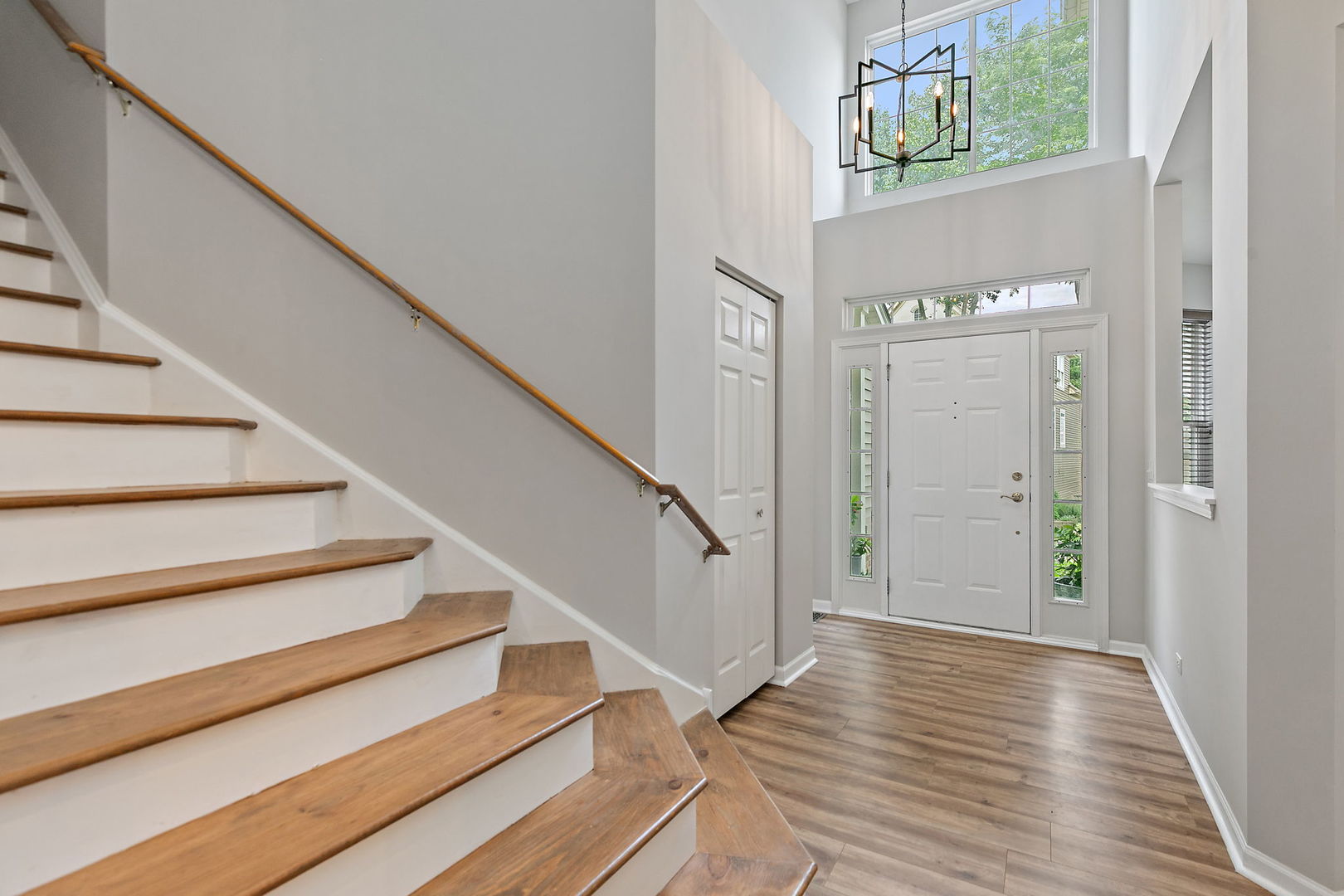 806 VIEWPOINTE Drive, St. Charles, IL 60174
