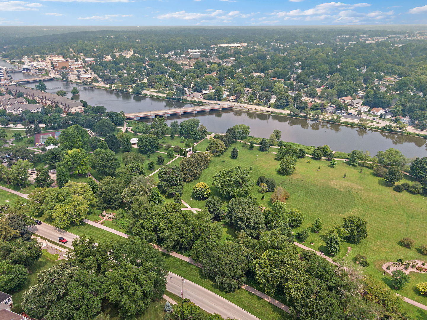 806 VIEWPOINTE Drive, St. Charles, IL 60174