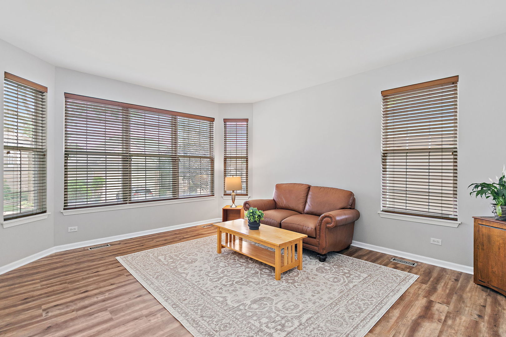 806 VIEWPOINTE Drive, St. Charles, IL 60174