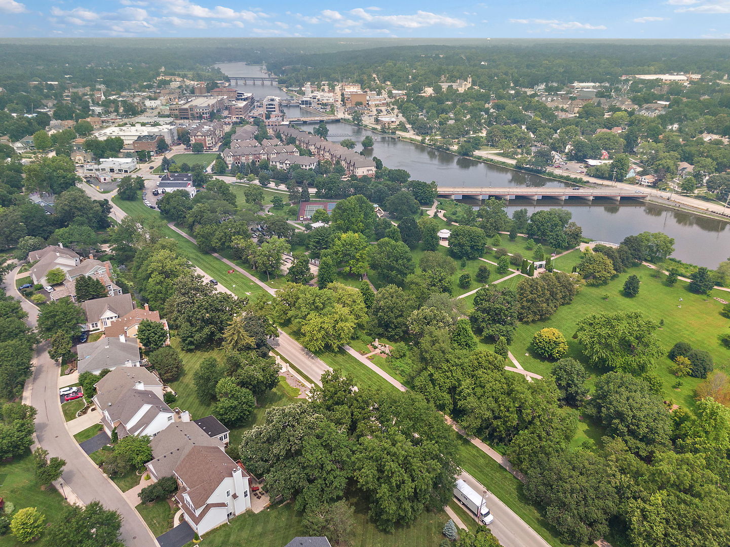 806 VIEWPOINTE Drive, St. Charles, IL 60174