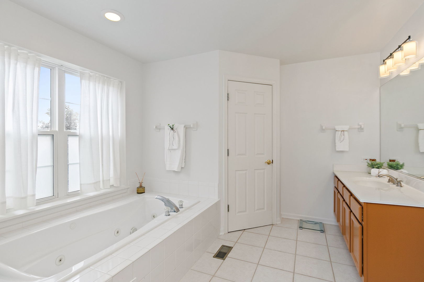 806 VIEWPOINTE Drive, St. Charles, IL 60174